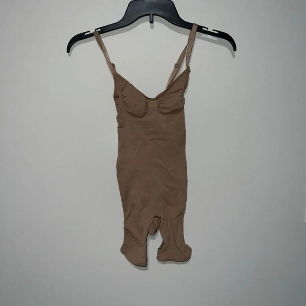 SKIMS SEAMLESS SCULPT MID THIGH BODYSUIT SIENNA NUDE MEDIUM NEW